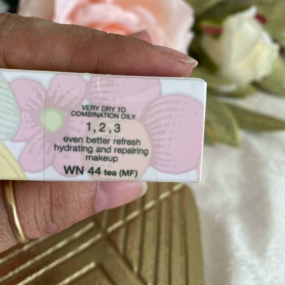 Clinique Even Better Refresh Foundation WN 44 TEA - Picture 4 of 7